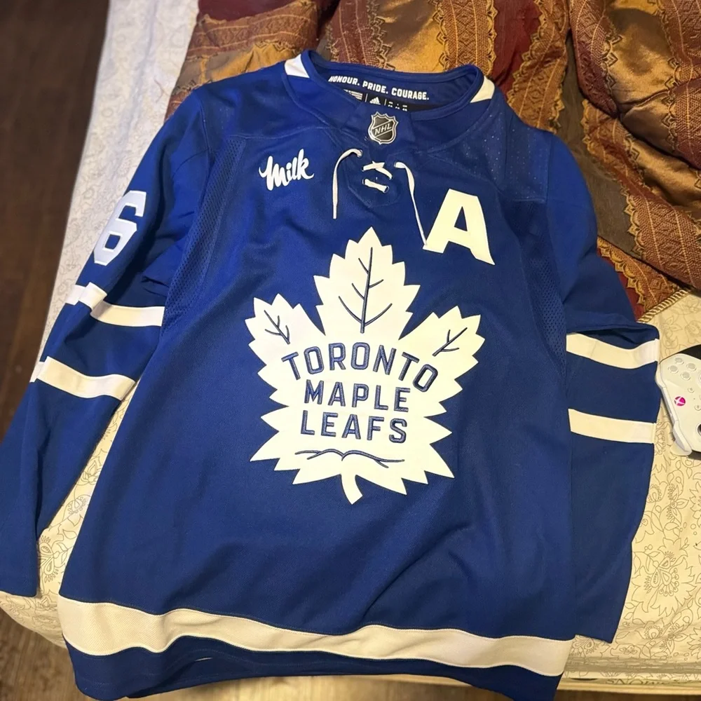 Hockey jerseys - Picture 2 of 2